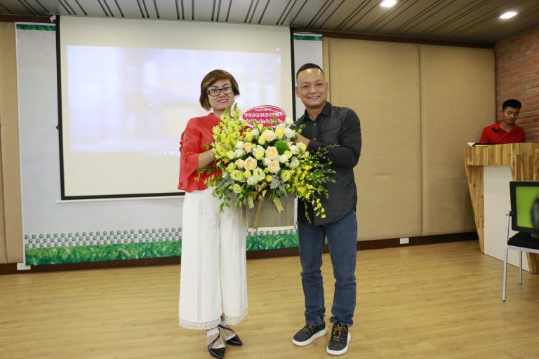 Ông Nguyễn Tiến Hạnh đại diện hai lớp đã cảm ơn và tặng quà lưu niệm cho Công ty Pro-Sports Giao Thủy
